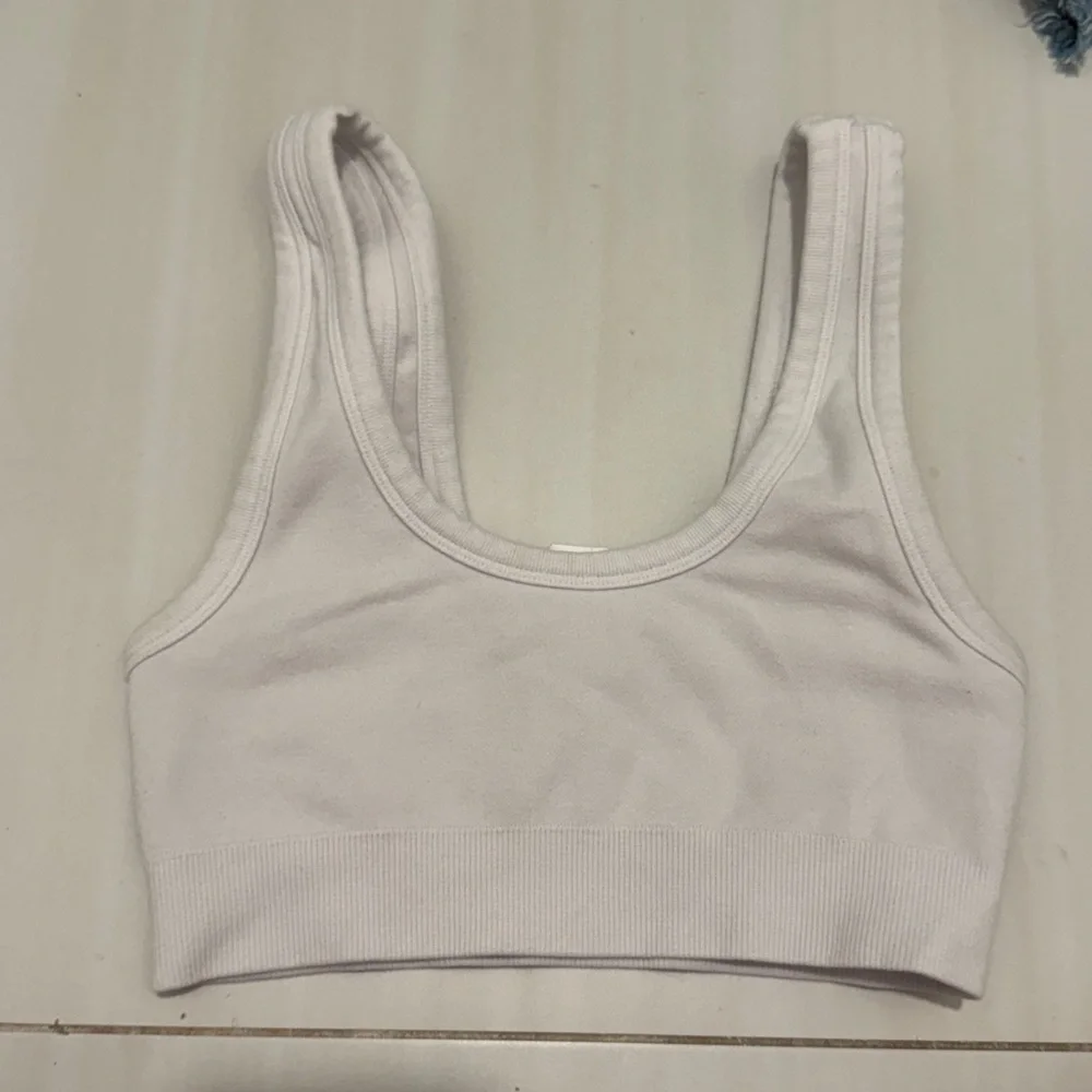 Alo Yoga sports bra - Picture 1 of 3
